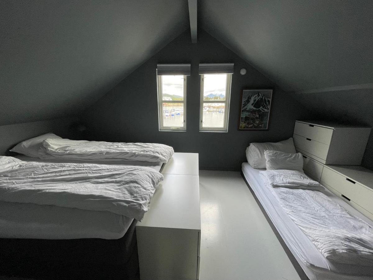 Charming Waterfront Cabin In Ballstad, Lofoten Exterior foto